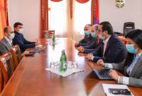 Artak Beglaryan discute des programmes de développement de l’Artsakh avec la délégation de 
la Fondation Genesis Armenia