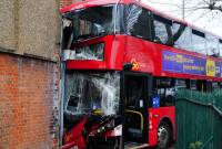 В Лондоне двухэтажный автобус врезался в здание


