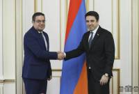 رئيس برلمان أرمينيا آلان سيمونيان يستقبل السفير السوري لدى أرمينيا محمد الحاج إبراهيم الذي ينهي 
مهامه الدبلوماسية