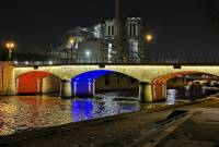 По инициативе мэрии Парижа мост у Notre-Dame de Paris был освещен цветами флагов 
Армении и Франции 