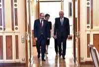 Премьер-министр вместе с супругой посетил президентскую резиденцию

