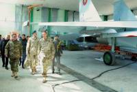 الملحقون العسكريون للسفارات بأرمينيا يزورون قاعدة عسكرية أرمنية تضم الطائرات سو-30
