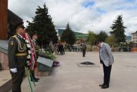 Президент Арцаха по случаю праздников 9 мая посетил Мемориальный комплекс 
Степанакерта