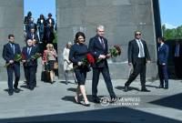 Litvanya Cumhurbaşkanı, Tsitsernakaberd Anıtı'nda Ermeni Soykırımı kurbanlarının anısına saygı 
duruşunda bulundu