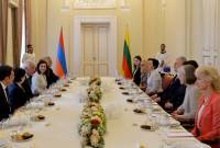مأدبة عشاء رسمية نيابة عن رئيس أرمينيا فاهاكن خاتشاتوريان تكريماً لرئيس ليتوانيا جيتاناس نوسيدا 
في القصر الرئاسي