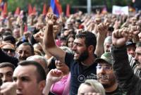 Оппозиционеры окружили здание МИД Армении

