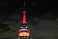 بمناسبة الذكرى الـ104 لاستقلال جمهورية أرمينيا ال1 إضاءة برج تيلسترا بالعاصمة الأسترالية كانبيرا 
بألوان العلم الأرمني