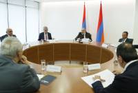 Réunion de l'Assemblée consultative avec la participation de Nikol Pashinyan et les dirigeants 
des forces politiques  
