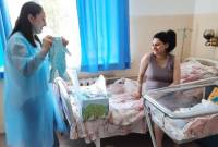 Les mères de 161 enfants nés en Artsakh reçoivent des coffrets cadeaux de la Fondation "Anna 
Astvataturyan"