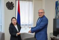 L’Ambassadrice du Laos présente des copies de ses lettres de créance au Vice-ministre 
arménien des Affaires étrangères