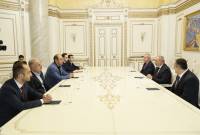 رئيس وزراء أرمينيا نيكول باشينيان يستقبل منتخب أرمينيا للشطرنج الفائز بفضية أولمبياد الشطرنج 
العالمي