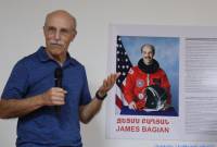 Ջեյմս Բաղյանը իր տիեզերական թռիչքների ընթացքում համազգեստին կրած 
կրծքանշանները նվիրաբերել է Հայաստանի պատմության թանգարանին

