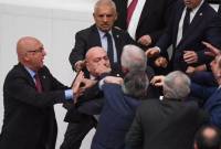 عراك بين النواب في برلمان تركيا ونقل أحدهم إلى المستشفى