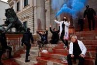 Բնապահպան ակտիվիստները Մադրիդում կարմիր ներկ են լցրել 
Պատգամավորների կոնգրեսի շենքի վրա