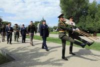 The delegation led by the adjutant general of the US State of Kansas paid tribute in 
"Yerablur" pantheon