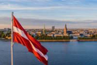 Латвия потребовала от шести тысяч россиян покинуть страну