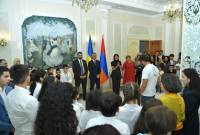 زوجة رئيس الوزراء الأرمني آنا هاكوبيان تلتقي في كييف بأعضاء من المجتمع الأرمني في أوكرانيا