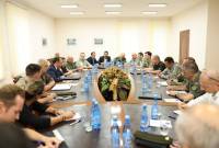 Les attachés de défense étrangers sont informés du renforcement militaire azéri le long de 
la frontière avec l'Arménie


