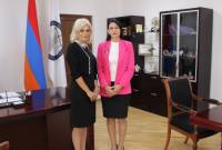 Défenseure des droits de l'homme en Arménie, a rencontré la juge de la Cour supérieure 
de Californie 