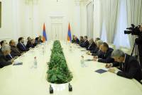 Pashinyan y Bazrpash intercambiaron ideas sobre posibilidades de desbloquear 
infraestructuras regionales

