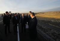 Le Premier ministre prend connaissance des travaux de construction du tronçon routier 
Ashtarak-Talin du projet Nord-Sud