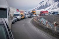1500多辆大型卡车在从俄罗斯前往格鲁吉亚的途中堆积在拉尔斯检查站