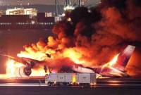 کشت شدن 5 نفر در نتیجه حادثۀ  برخورد هواپیمای مسافربری با یک هواپیمای گارد ساحلی در 
توکیو 