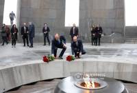 Yunanistan Dışişleri Bakanı Ermeni Soykırımı kurbanlarının anısına saygı duruşunda 
bulundu