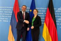 Le ministre arménien de l'économie présente l'initiative " Carrefour de la paix " à son 
homologue allemand