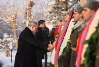 À  l’occasion de la Journée de l’Armée, le Premier ministre s’est rendu au panthéon 
militaire de Yerablur