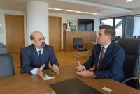 L'ambassadeur Mkrtchyan et le ministre Kairidis discutent du développement des relations 
entre l'Arménie et la Grèce