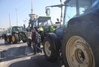 Ի  նշան բողոքի՝ Հունաստանում ֆերմերները տրակտորներով փակել են երկրի մայրուղիններից մեկը