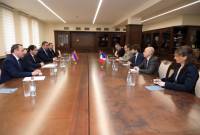 وزير الدفاع الأرمني سورين بابيكيان يعقد اجتماع مع السفير الفرنسي أوليفييه ديكوتيني وبحث 
التعاون