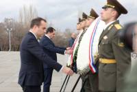 Министр Вооруженных сил Франции возложил цветы к Вечному огню, 
увековечивающему память жертв Геноцида армян