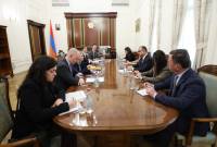 Вице-премьер Хачатрян и представитель ЕК обсудили возможности трудоустройства 
вынужденных переселенцев из НК