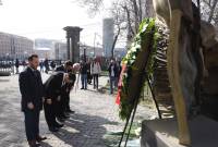 Ալեն Սիմոնյանը և «Քաղաքացիական պայմանագիր» խմբակցության 
պատգամավորները հարգանքի տուրք են մատուցել մարտի 1-ի զոհերի հիշատակին