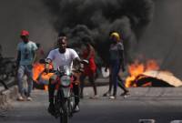 در هائیتی به علت فرار 4000 زندانی و 12 کشته در پی حمله باندهای خلافکار وضعیت اضطراری 
۷۲ ساعته و منع تردد شبانه اعلام شد