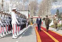 Министр обороны Армении возложил цветы и почтил память иранских солдат, 
павших в войне