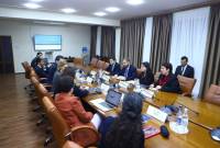 وزیر اقتصاد و رئیس دفتر بانک جهانی ارمنستان در خصوص مسائل مربوط به شرکت های سهامی 
گفتگو کردند