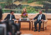 法国外长在马克龙与习近平会晤前与中国外交部长举行会谈