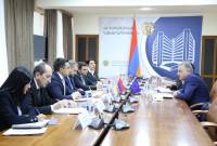 وزير الاقتصاد الأرمني كيفورك بابويان يستقبل رئيس وفد الاتحاد الأوروبي بأرمينيا فاسيليس 
ماراكوس وبحث عدة مشاريع