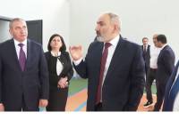 رئيس الوزراء نيكول باشينيان خلال زيارته لمقاطعة لوري يتفقد أعمال إزالة المشاكل المتعلقة 
بأعمال الإصلاح والتجديد بالمدارس
