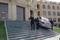 Օրենքով պետք է պատասխան տա. Գրումրու քաղաքապետը՝ ավտոմեքենայով քաղաքապետարանի աստիճաններին բարձրանալու դեպքի մասին
