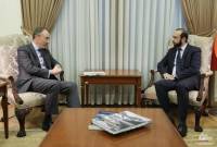وزير الخارجية آرارات ميرزويان يستقبل الممثل الخاص للاتحاد الأوروبي للأزمة في جنوب القوقاز 
وجورجيا تويفو كلار
