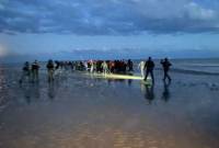 Не менее пяти мигрантов погибли, пытаясь доплыть до Великобритании через Ла-
Манш