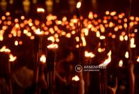 الموكب بالمشاعل ينطلق من ساحة الجمهورية وينتهي بوضع الزهور جانب الشعلة الأبدية 
بتسيتسرناكابيرد بذكرى الإبادة الأرمنية