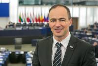گزارشگر پارلمان اروپا در حمایت از ارامنه در سراسر جهان ابراز کرد: "ما نباید تکرار تاریخ را  اجازه 
دهیم." 