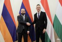 وزير خارجية أرمينيا آرارات ميرزويان يلتقي نظيره المجري بيتر سيجارتو في بودابست