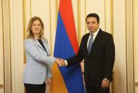 Alen Simonyan et Ivana Zivkovic discutent du processus de normalisation des relations 
entre l'Arménie et l'Azerbaïdjan
