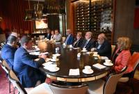 رئيس الجمهورية فاهاكن خاتشاتوريان يلتقي ممثلي اتحاد الأرمن الإيرانيين والأرمن العراقيين في 
مقر إقامته في لوس أنجلوس